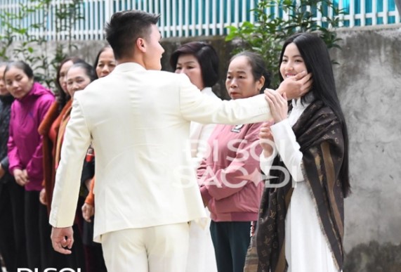 qua-nhanh-vua-cau-hon-xong-quang-hai-da-chot-ngay-sang-nha-ban-gai-dam-ngo