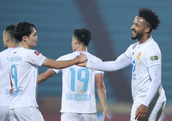 so-phan-trai-nguoc-cua-nhom-cau-thu-roi-hagl-nguoi-o-dinh-cao-ke-tham-hai